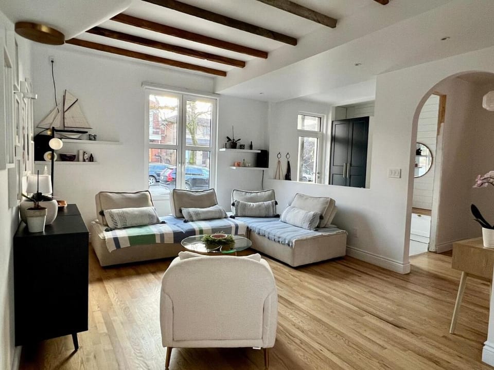 Big House with 5 bedrooms in NDG Montreal House in Montreal