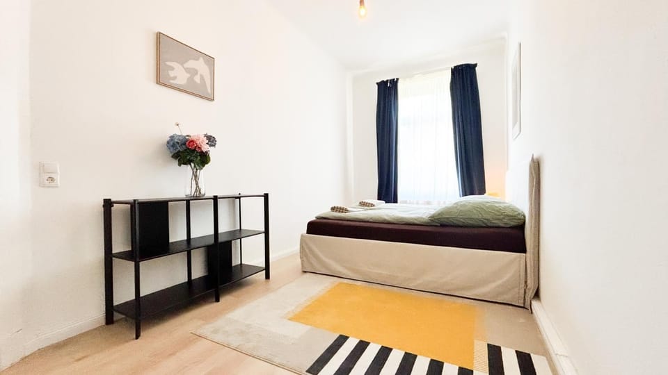 Bed, Photo of the whole room, Seating area, Bedroom