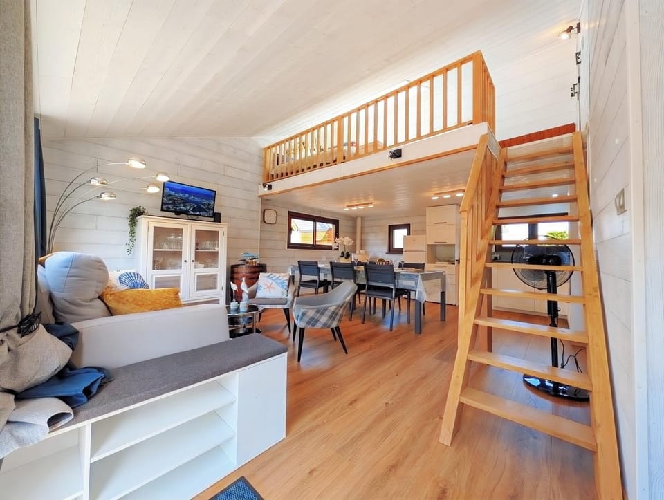 Le Chalet 48 au bord du lac avec piscine & parking gratuit - mer et centre ville à moins de 5 minutes en voiture Chalet in Cabourg