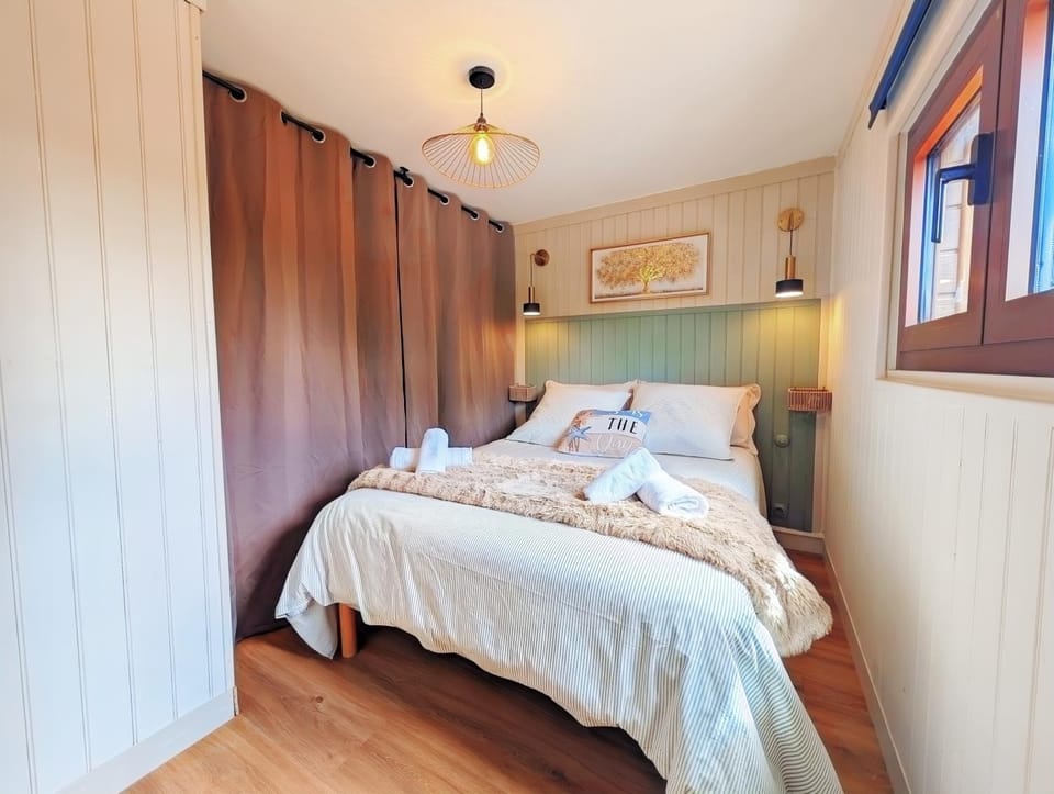 Le Chalet 48 au bord du lac avec piscine & parking gratuit - mer et centre ville à moins de 5 minutes en voiture Chalet in Cabourg