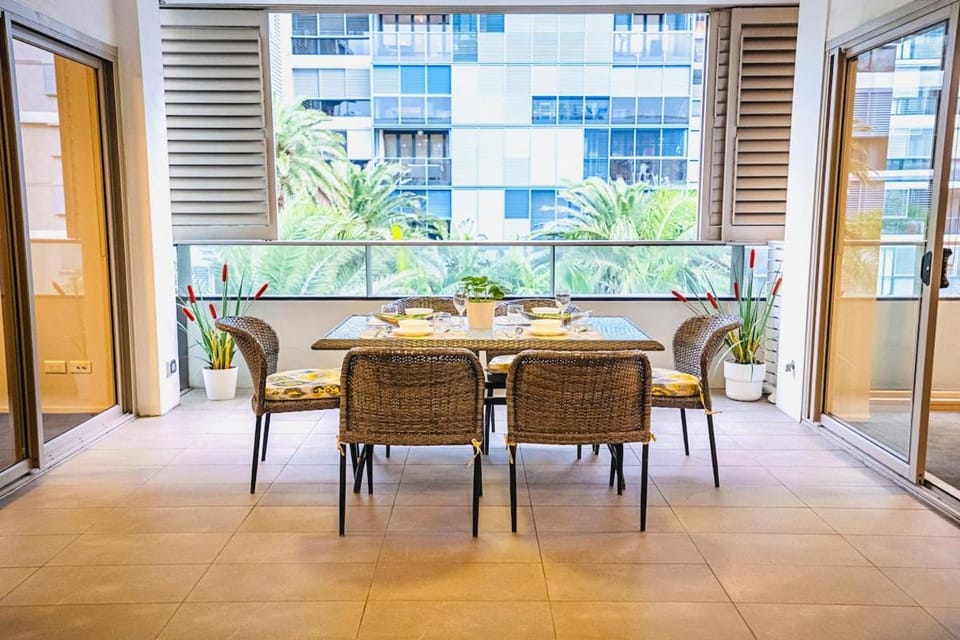 Luxury 2 BR , Pool Gym Parking Sydney CBD getaway Apartment in Sydney