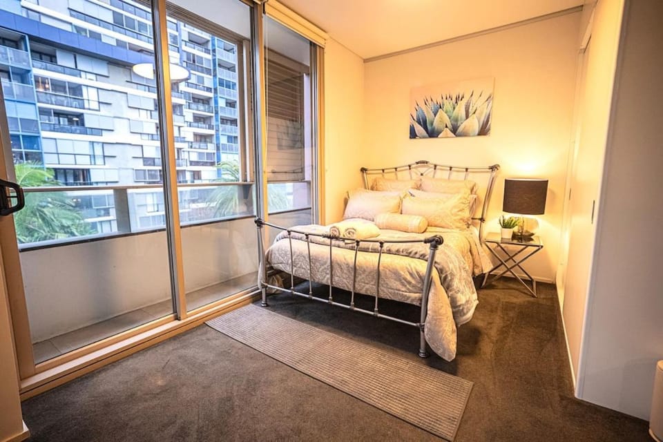 Luxury 2 BR , Pool Gym Parking Sydney CBD getaway Apartment in Sydney