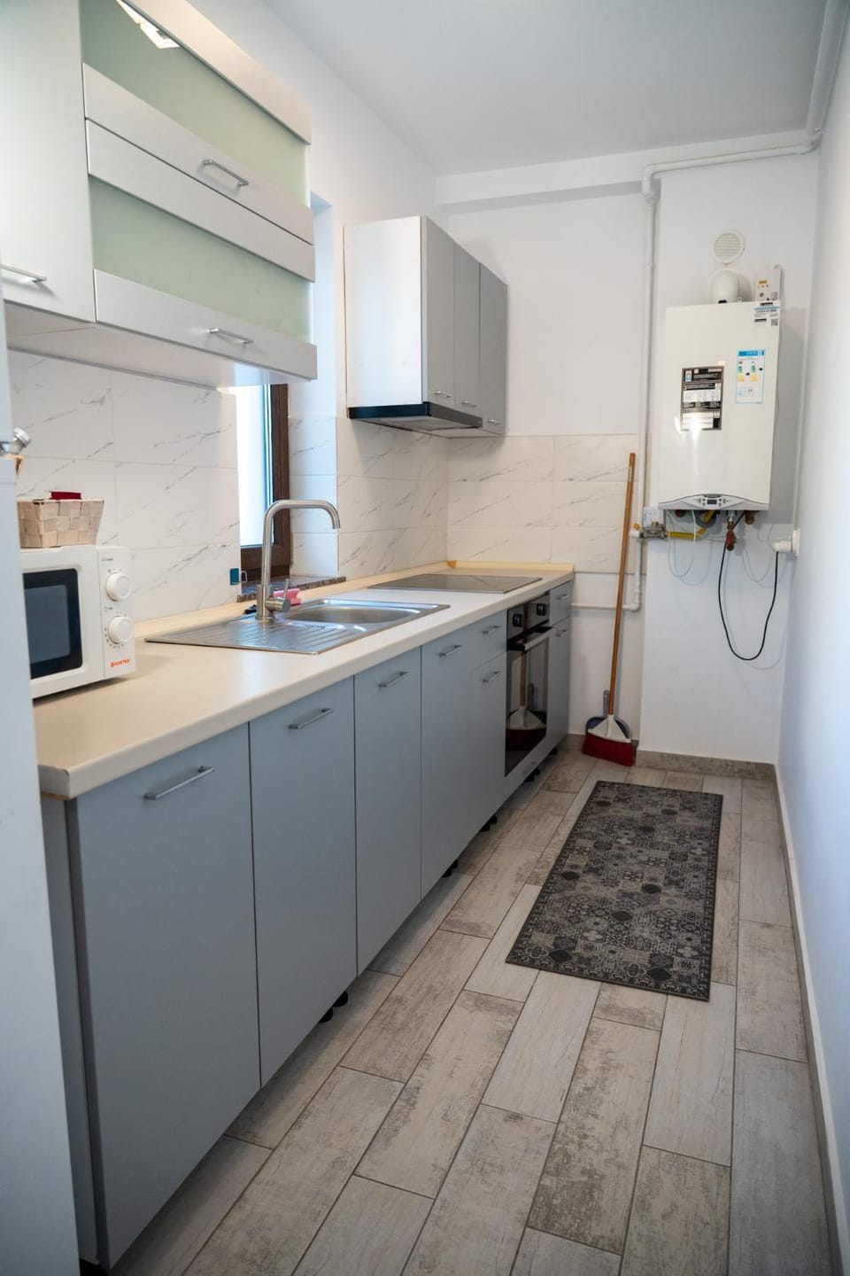 Kitchen or kitchenette, minibar, oven, stove