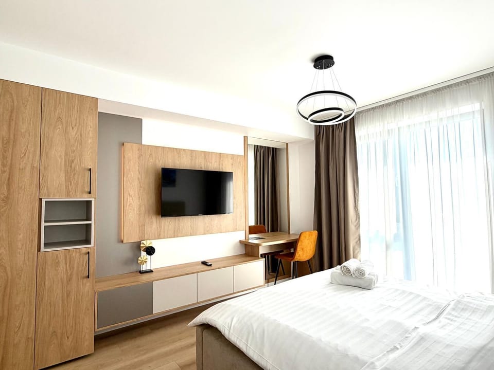 Bed, TV and multimedia, Photo of the whole room, Bedroom