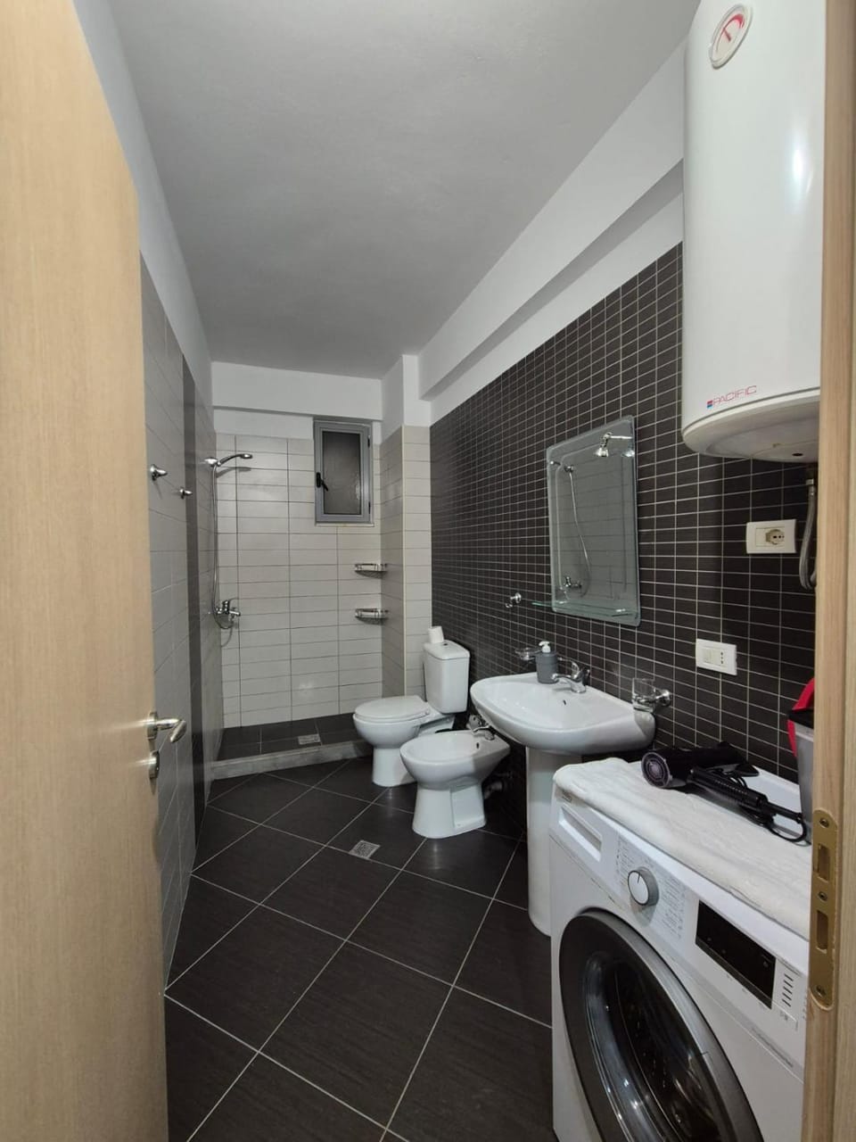 Bathroom, bidet, towels, washing machine