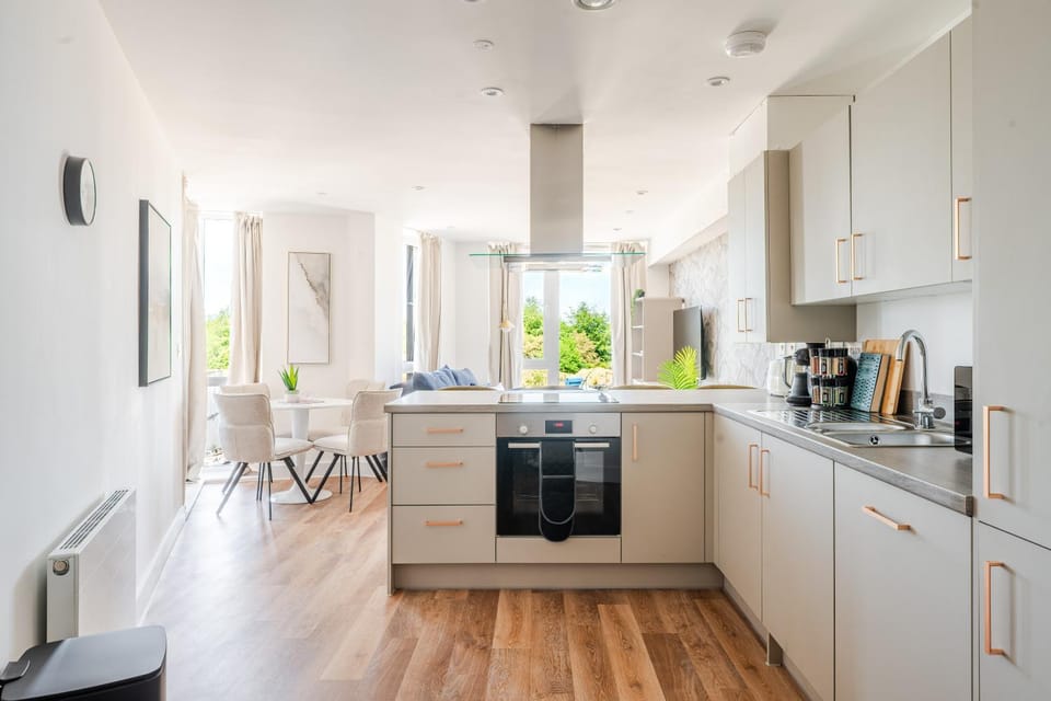 Sleeps 4 Near Bath City Centre Free Parking Apartment in Bath