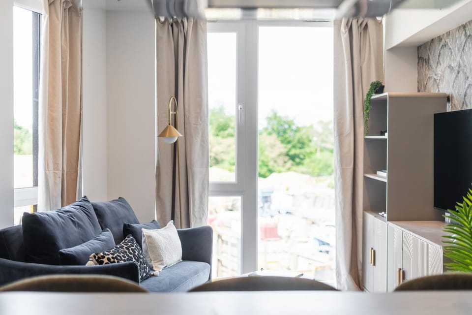 Sleeps 4 Near Bath City Centre Free Parking Apartment in Bath
