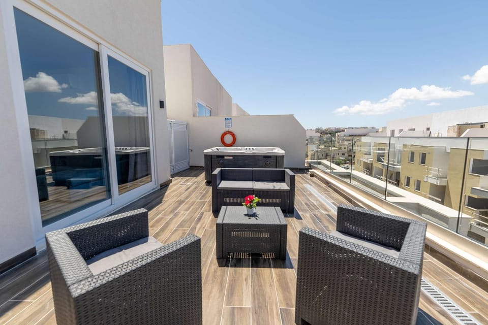 Swieqi Luxury 2BDR Penthouse with Large Terrace Apartment in Malta