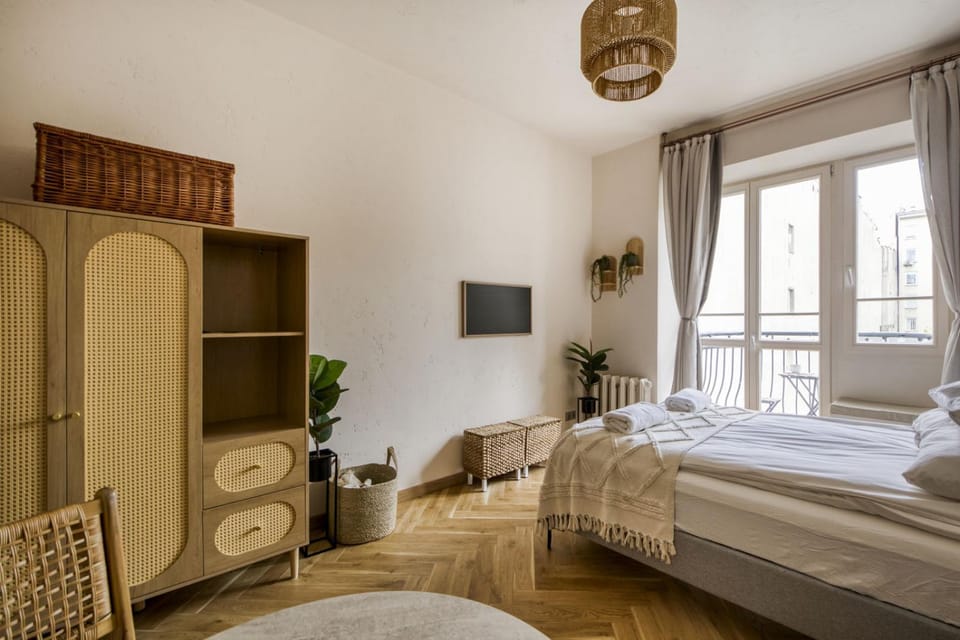 Bed, TV and multimedia, wardrobe