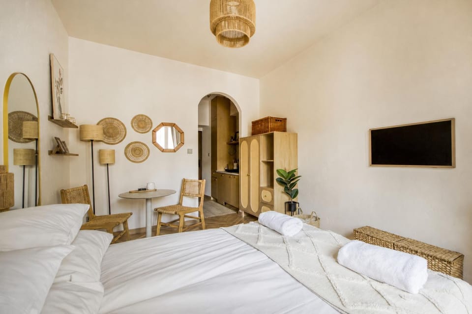 Bed, TV and multimedia, wardrobe