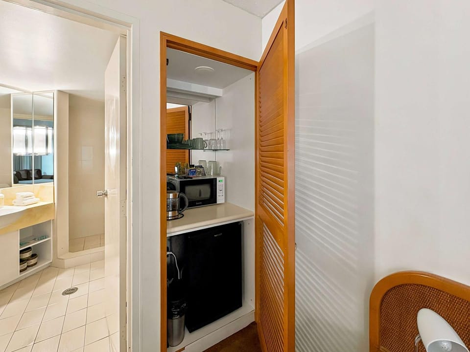 Pacific Bay Studio - Lake Views Steps to Beach Inn in Coffs Harbour