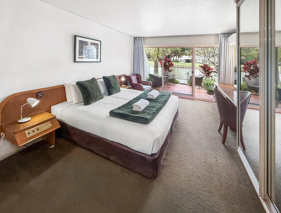 Pacific Bay Studio - Lake Views Steps to Beach Inn in Coffs Harbour