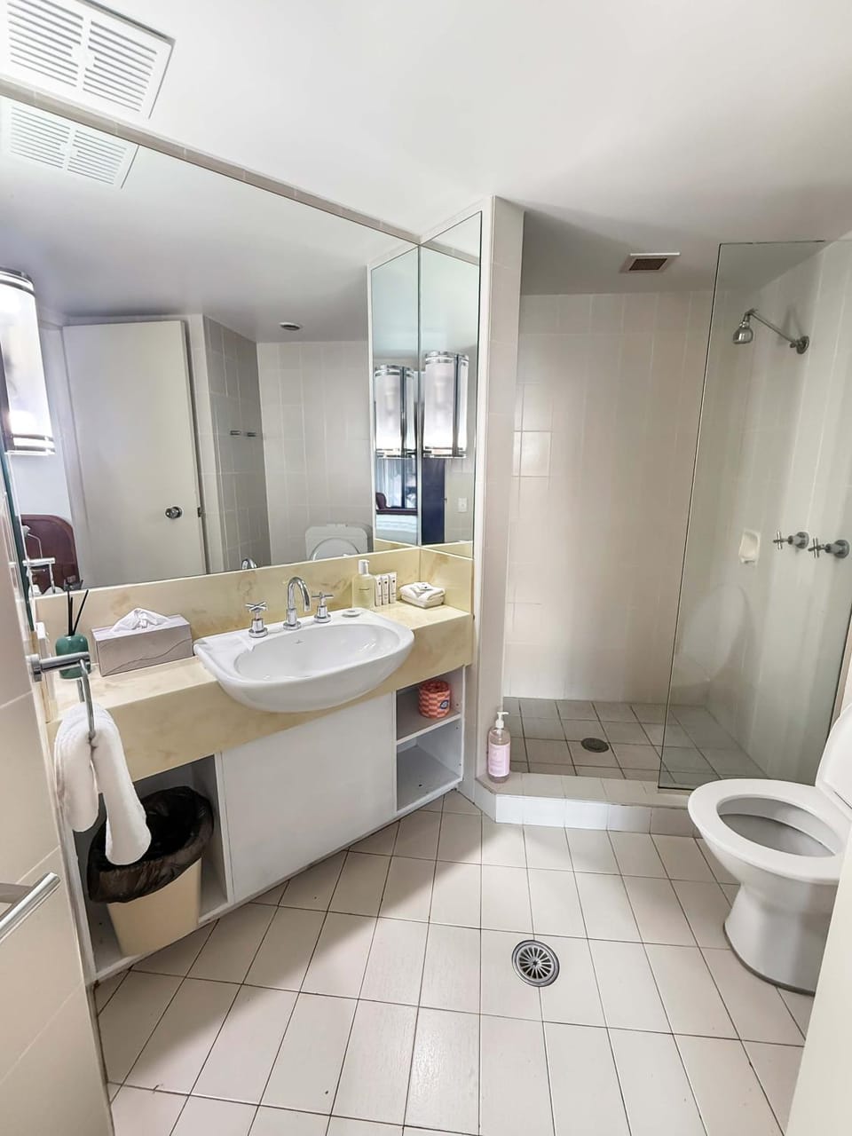 Pacific Bay Studio - Lake Views Steps to Beach Inn in Coffs Harbour