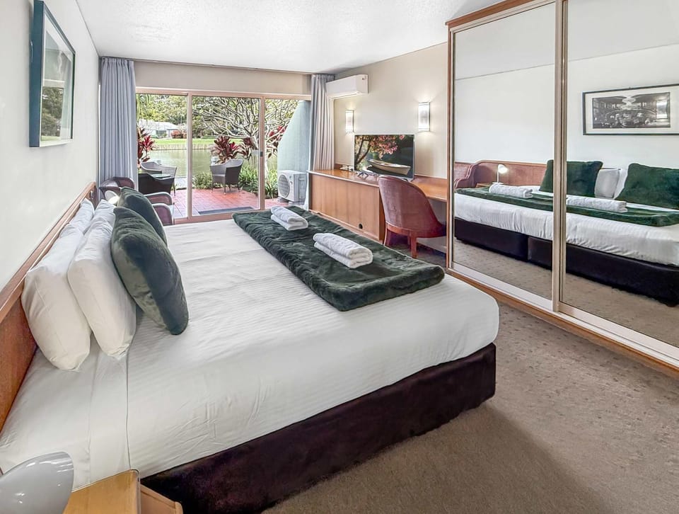 Pacific Bay Studio - Lake Views Steps to Beach Inn in Coffs Harbour