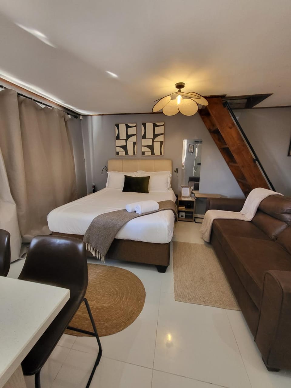 Bed, Living room, Photo of the whole room, Seating area, Bedroom