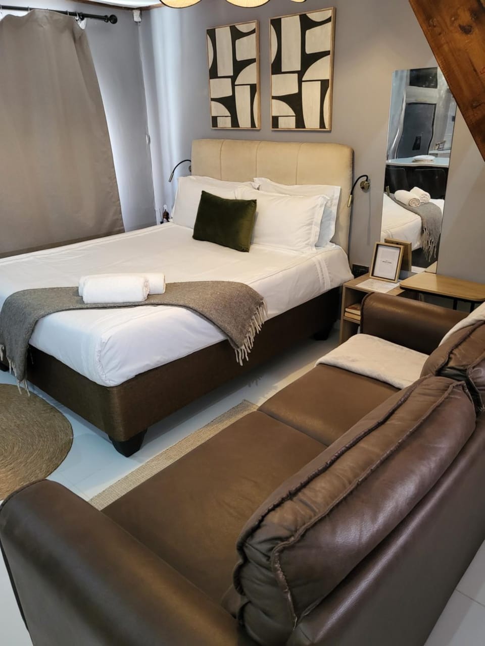 Bed, TV and multimedia, Living room, Photo of the whole room, Seating area, Bedroom