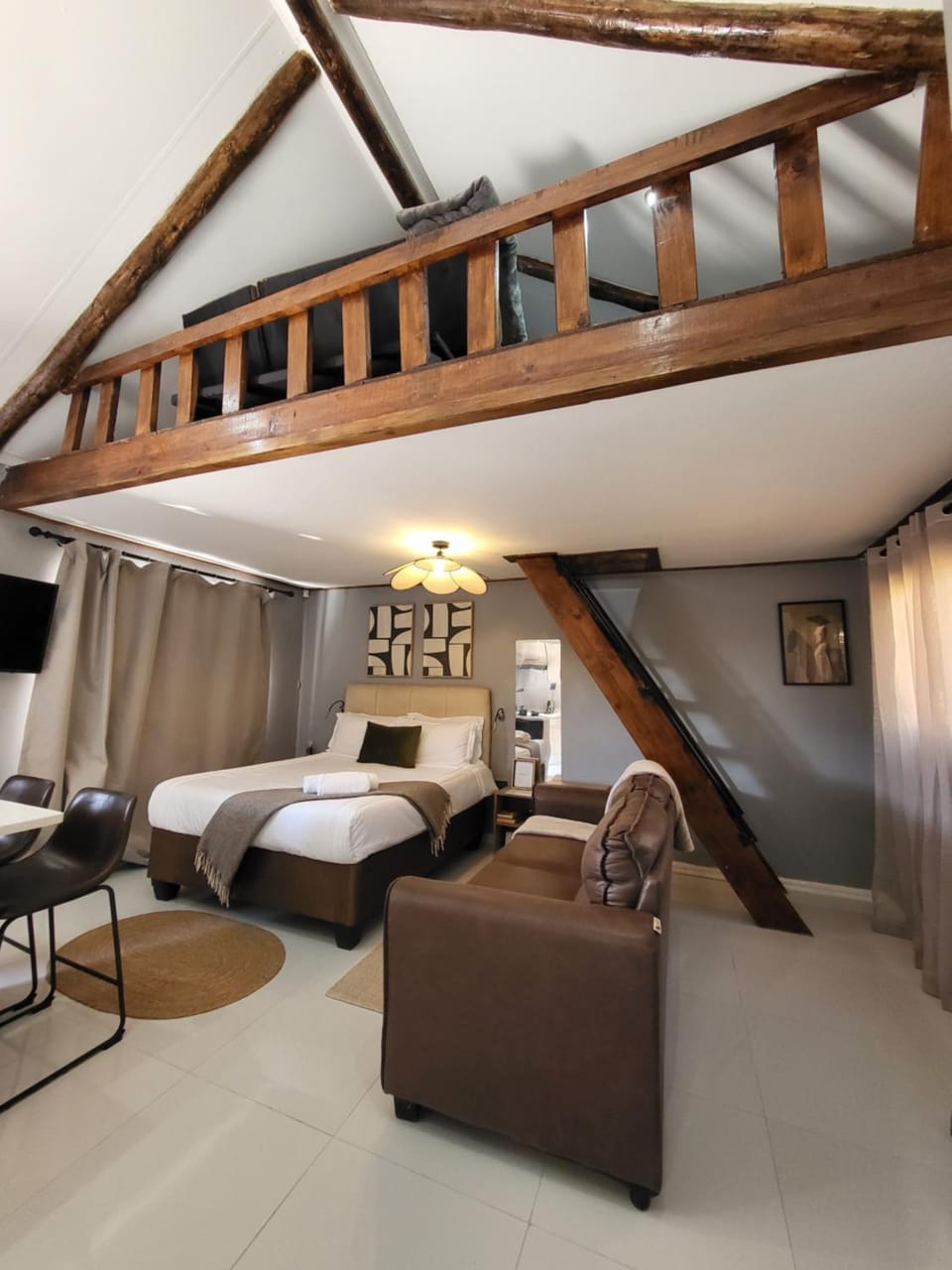 Bed, TV and multimedia, Living room, Photo of the whole room, Seating area, Bedroom