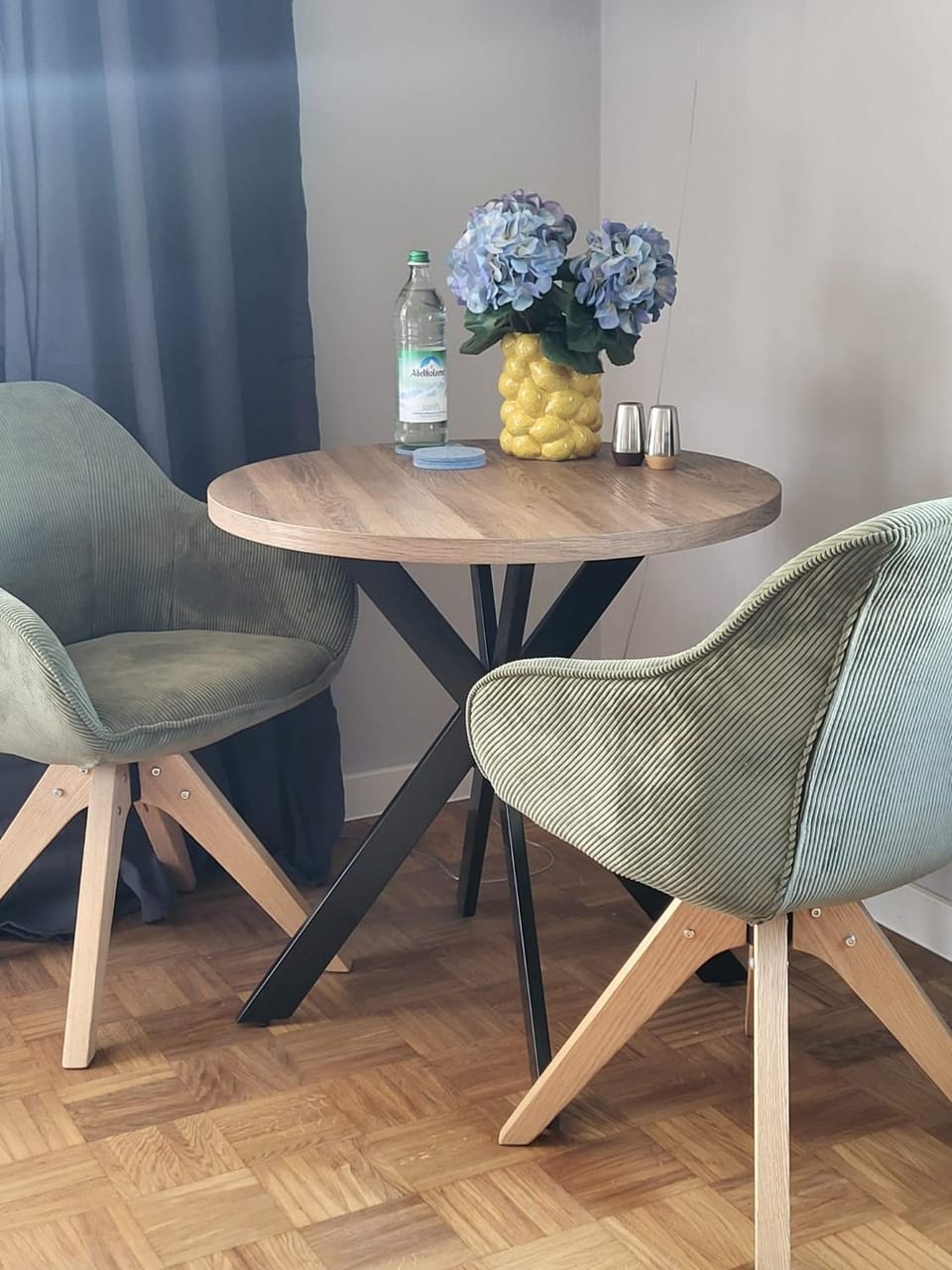 Seating area, Dining area
