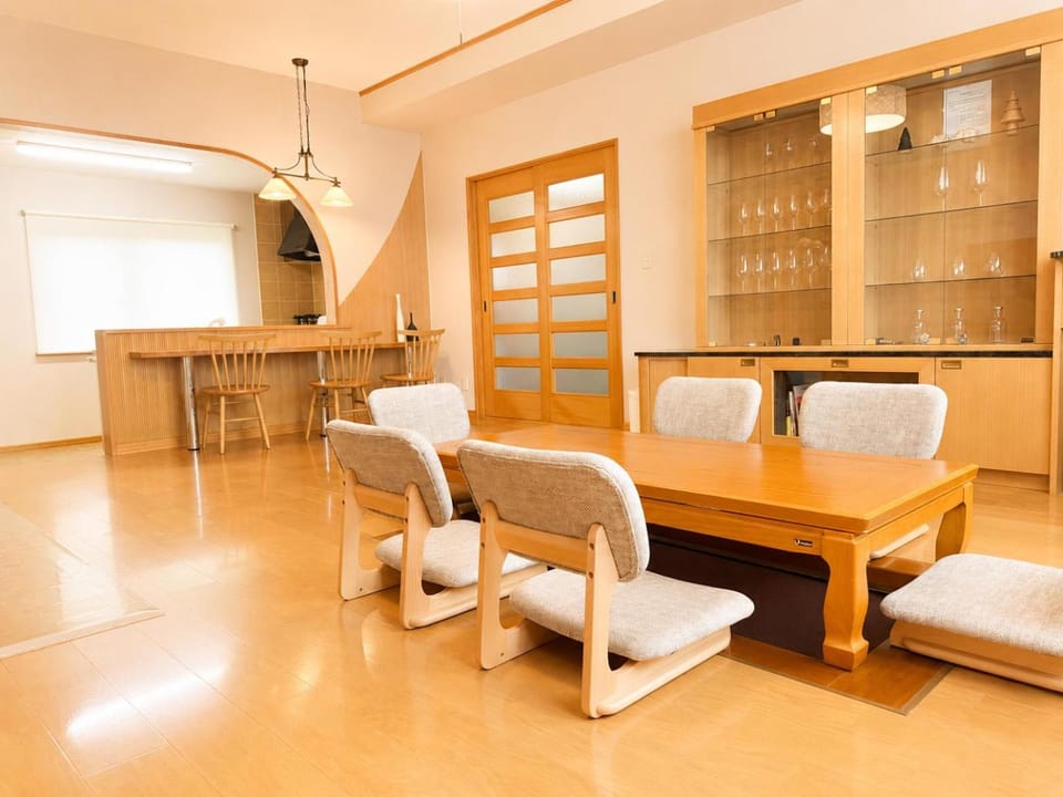 Living room, Dining area, air conditioner