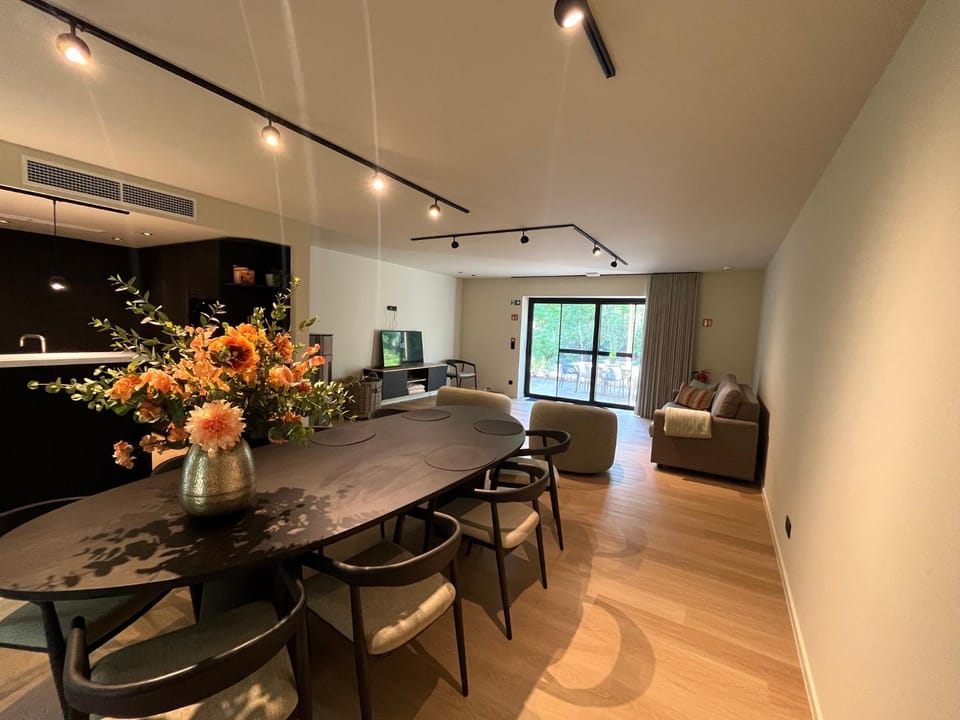 Seating area, Dining area