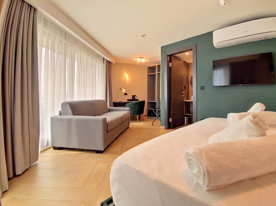 Bed, TV and multimedia, Seating area, Bedroom, air conditioner