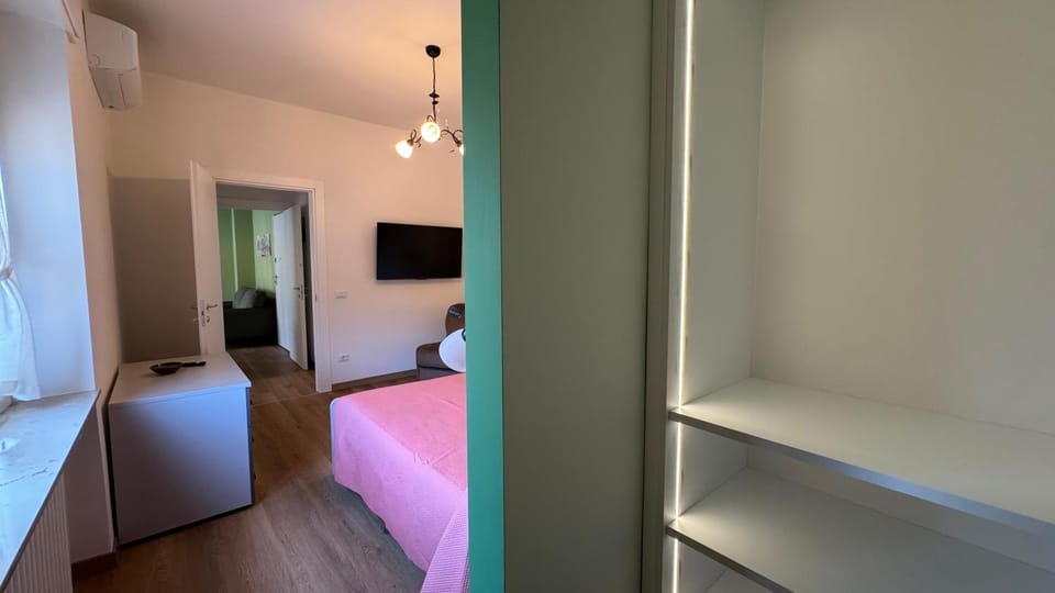 Communal lounge/ TV room, Bed, TV and multimedia, Photo of the whole room, Evening entertainment, Bedroom, wardrobe