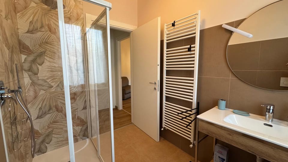 Shower, Bathroom, towels