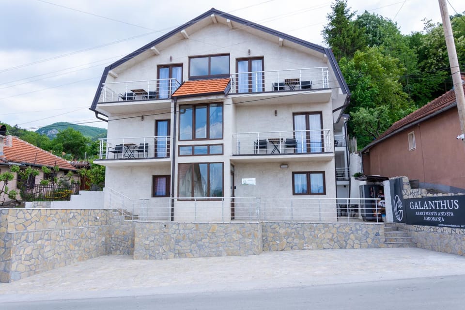 Property building, View (from property/room), Balcony/Terrace, Parking