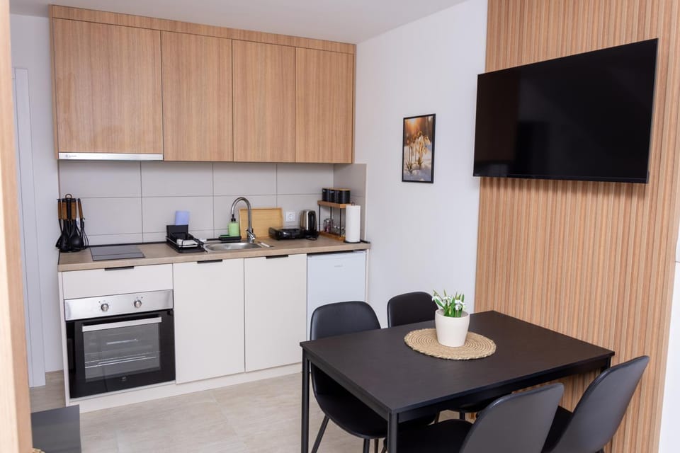 TV and multimedia, Dining area, oven, stove, toaster, kitchen