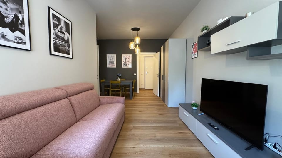 Communal lounge/ TV room, TV and multimedia, Living room, Seating area, Evening entertainment
