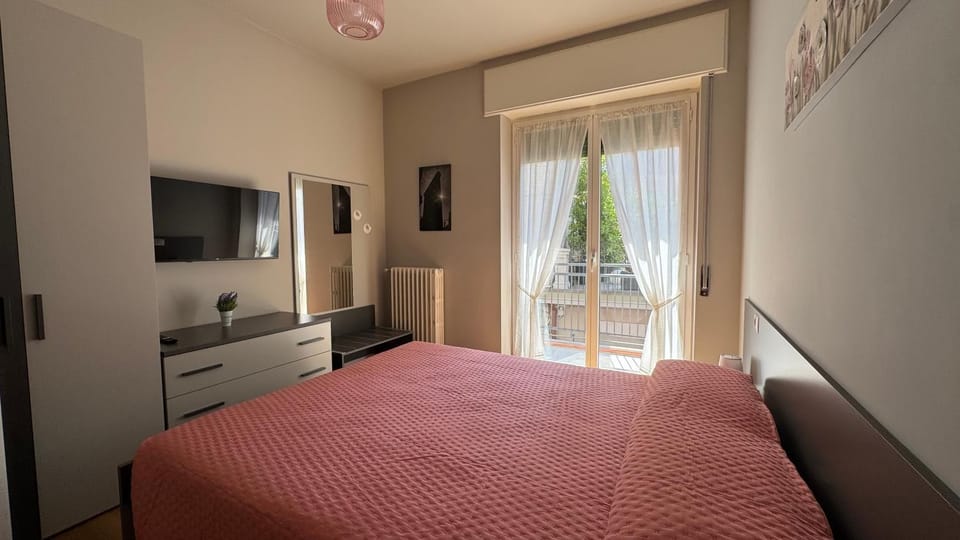 Bed, TV and multimedia, Living room, Photo of the whole room, Evening entertainment, Bedroom