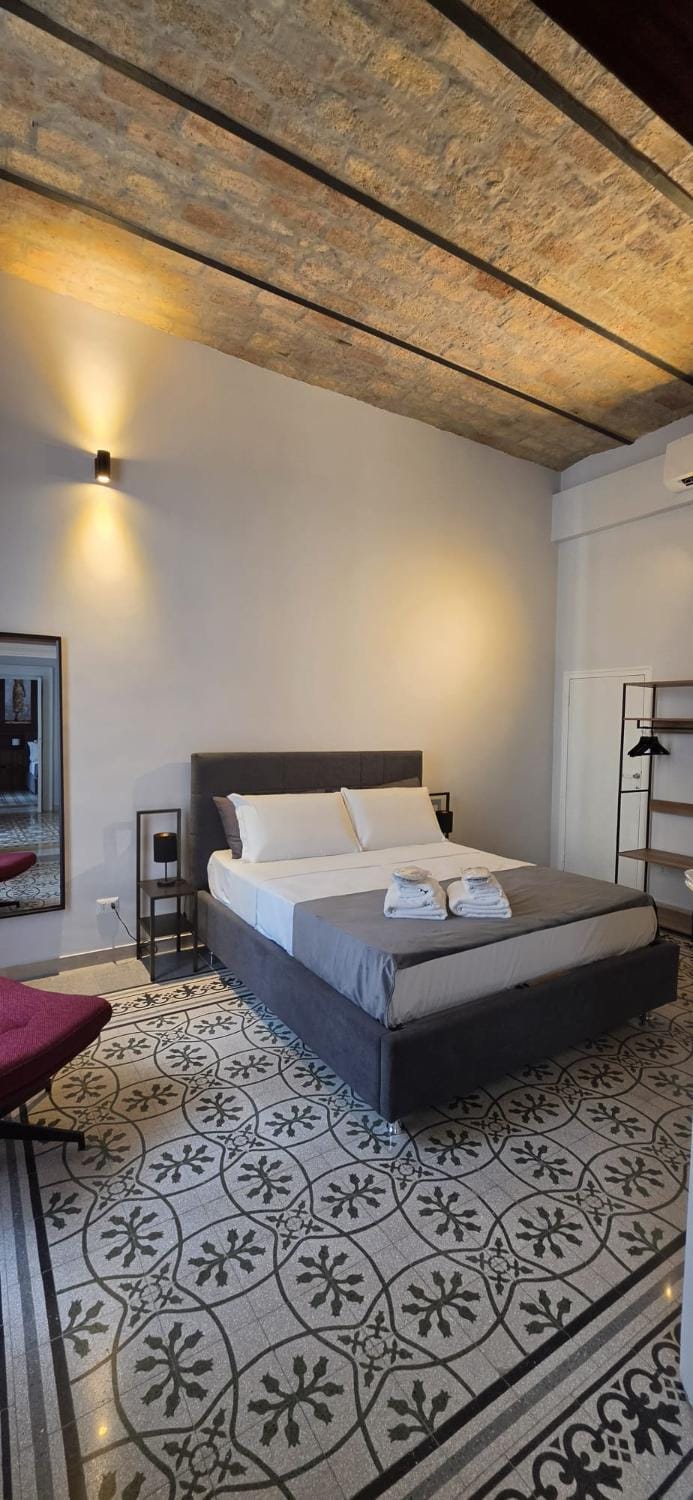 Bed, TV and multimedia, Photo of the whole room, Bedroom, air conditioner