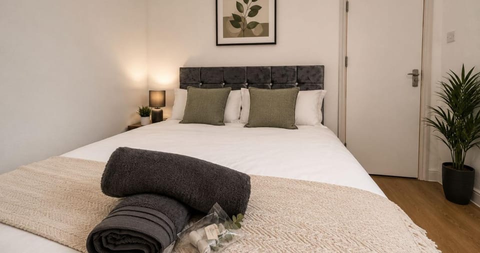 Bed, Photo of the whole room, Bedroom, towels