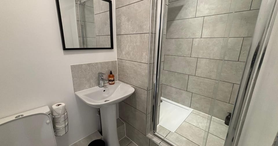 Shower, Toilet, Bathroom, towels