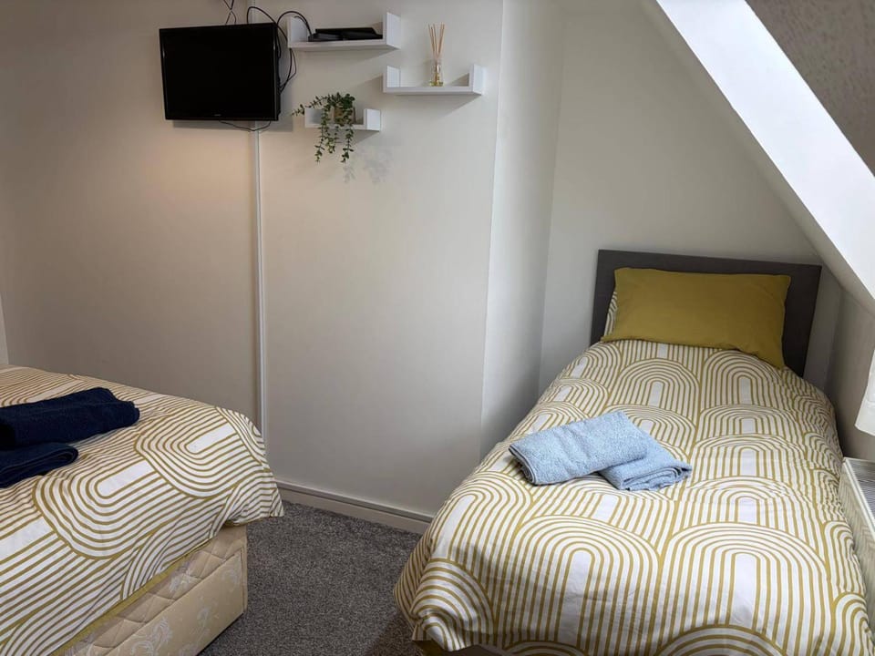 Bed, TV and multimedia, Bedroom, towels