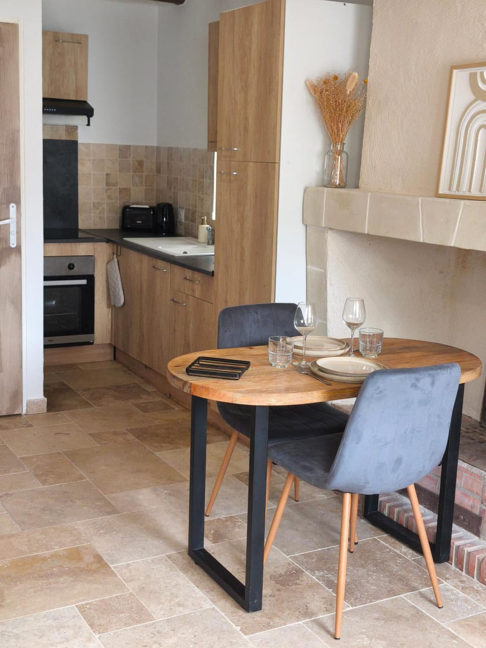 Kitchen or kitchenette, Dining area, oven, stove