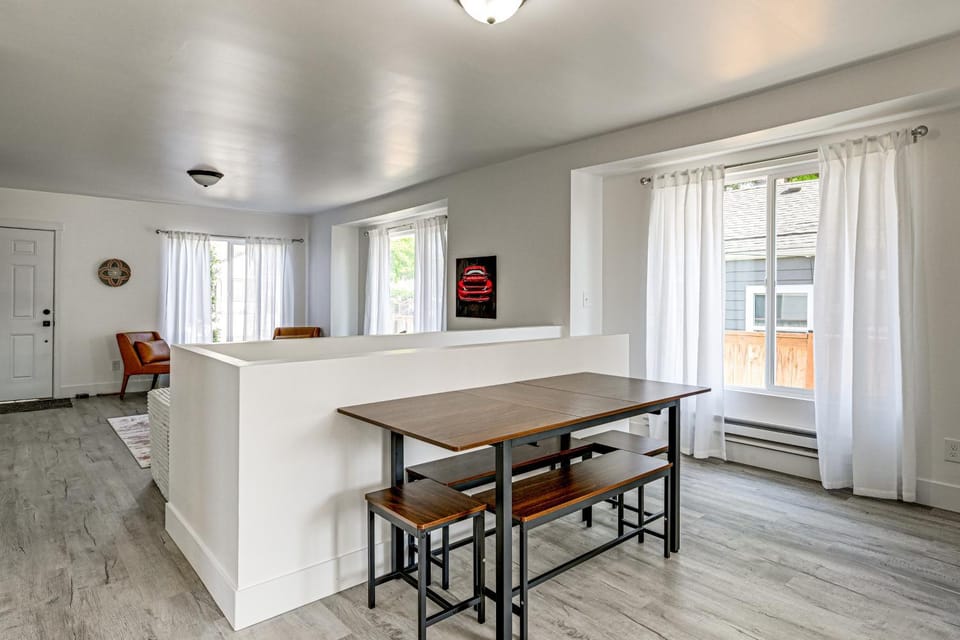 Updated + Modern Craftsman Bungalow in Renton! House in Renton