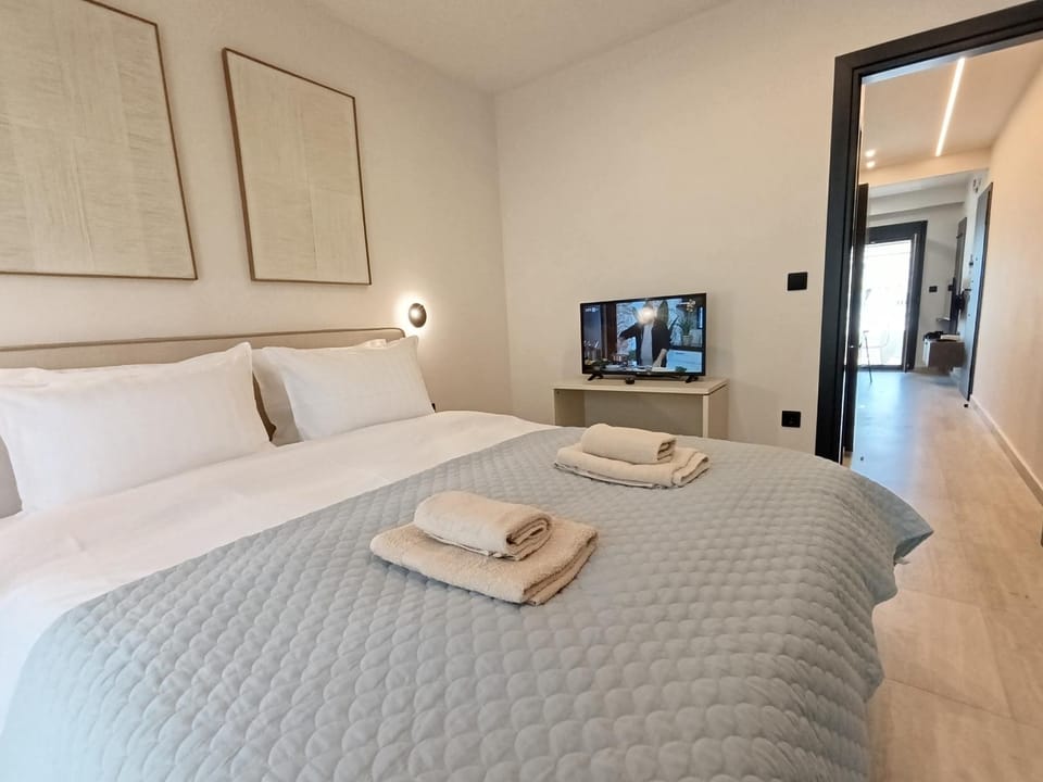 Bed, TV and multimedia, Photo of the whole room, Bedroom, towels