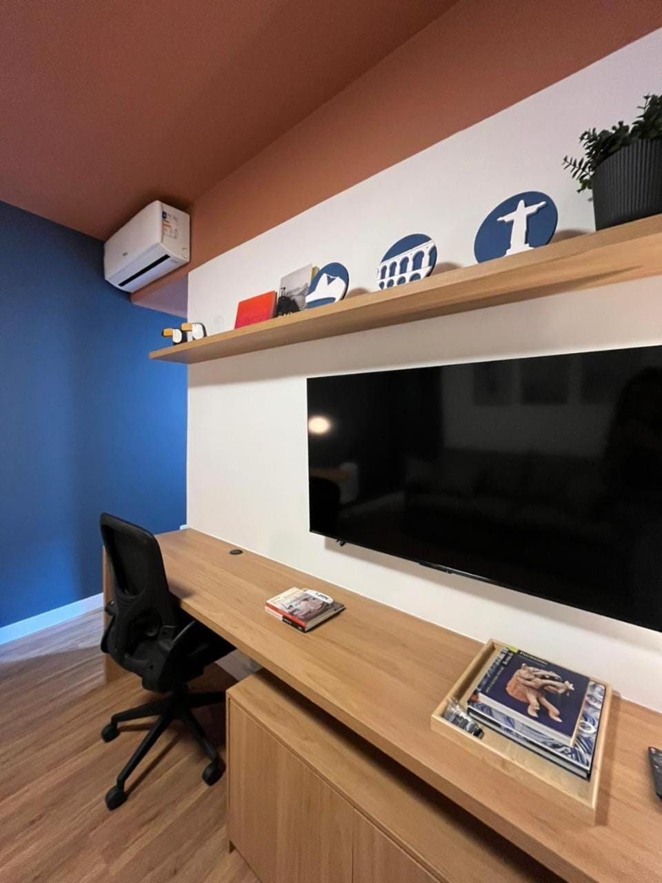 Communal lounge/ TV room, TV and multimedia, Living room, air conditioner