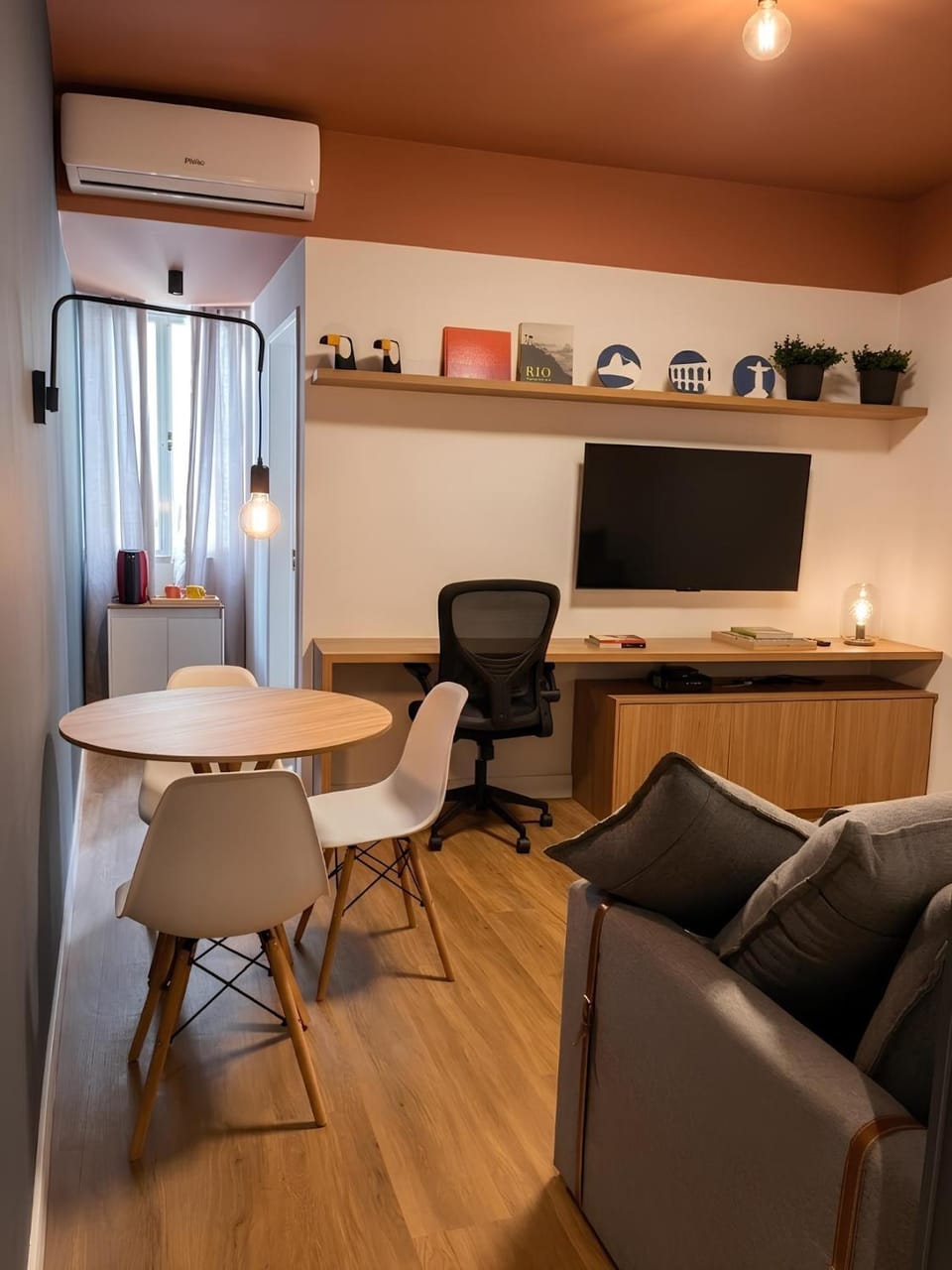 TV and multimedia, Living room, Seating area, Dining area, air conditioner