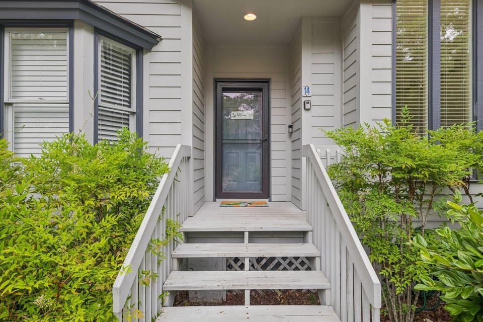 Property building, Facade/entrance, Day