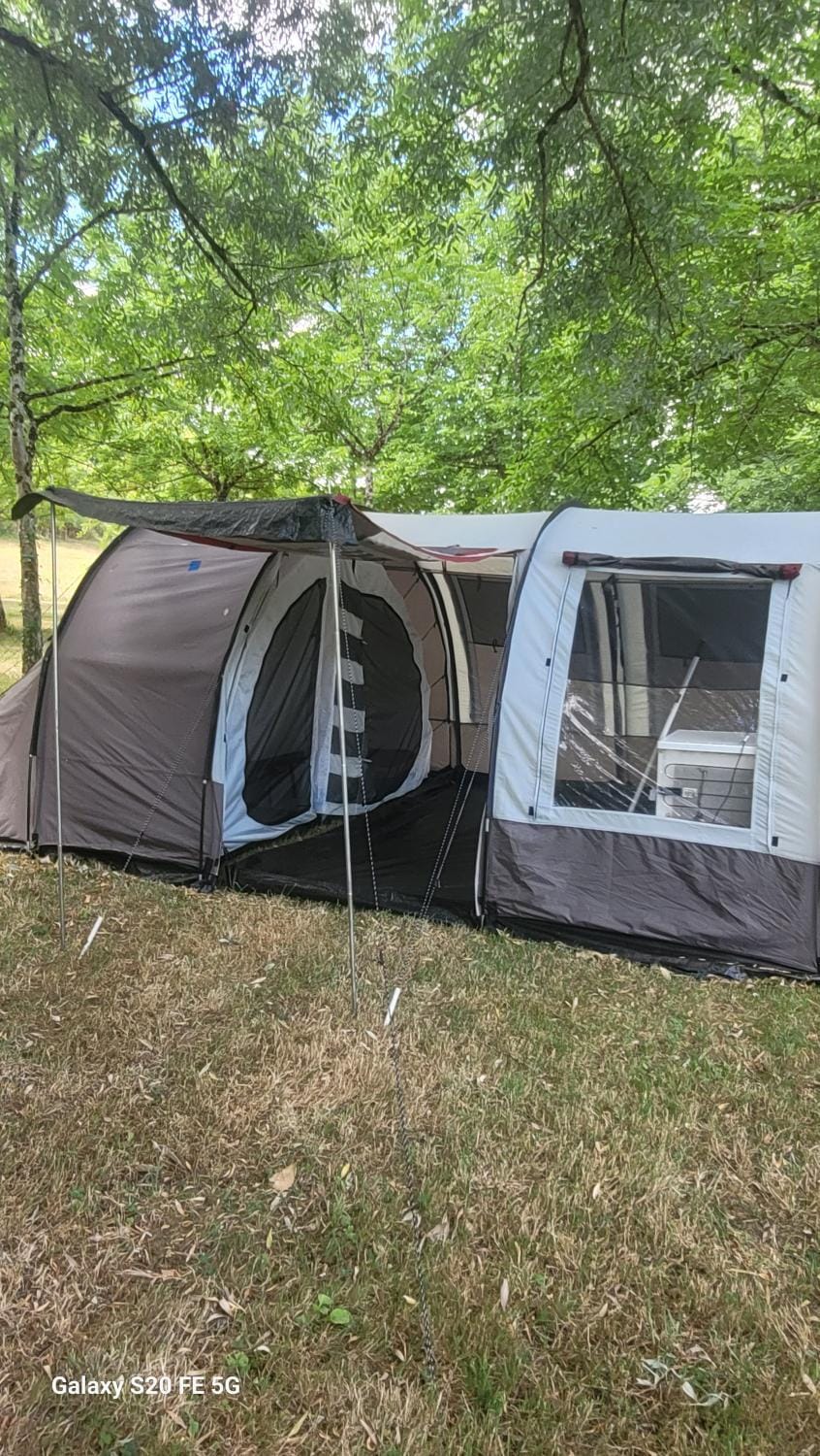 Camping le sorbier Campground/ 
RV Resort in Montignac
