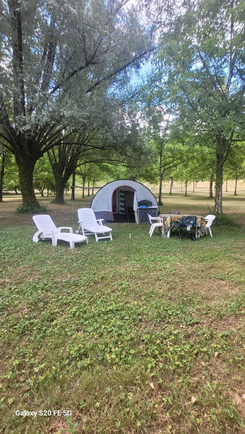 Camping le sorbier Campground/ 
RV Resort in Montignac