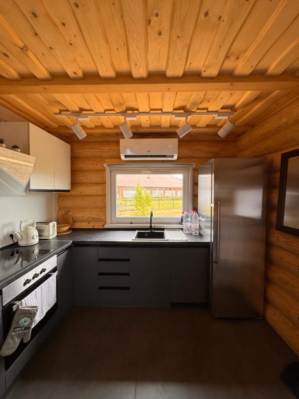Kitchen or kitchenette, air conditioner