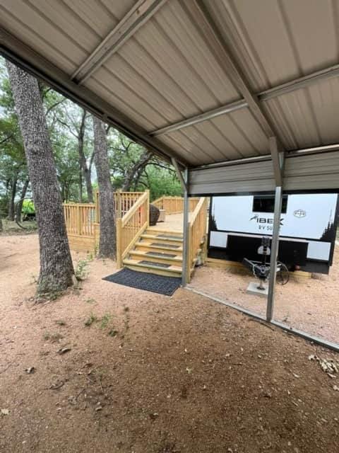 Private Lakeside RV Escape with Hot Tub House in Corsicana