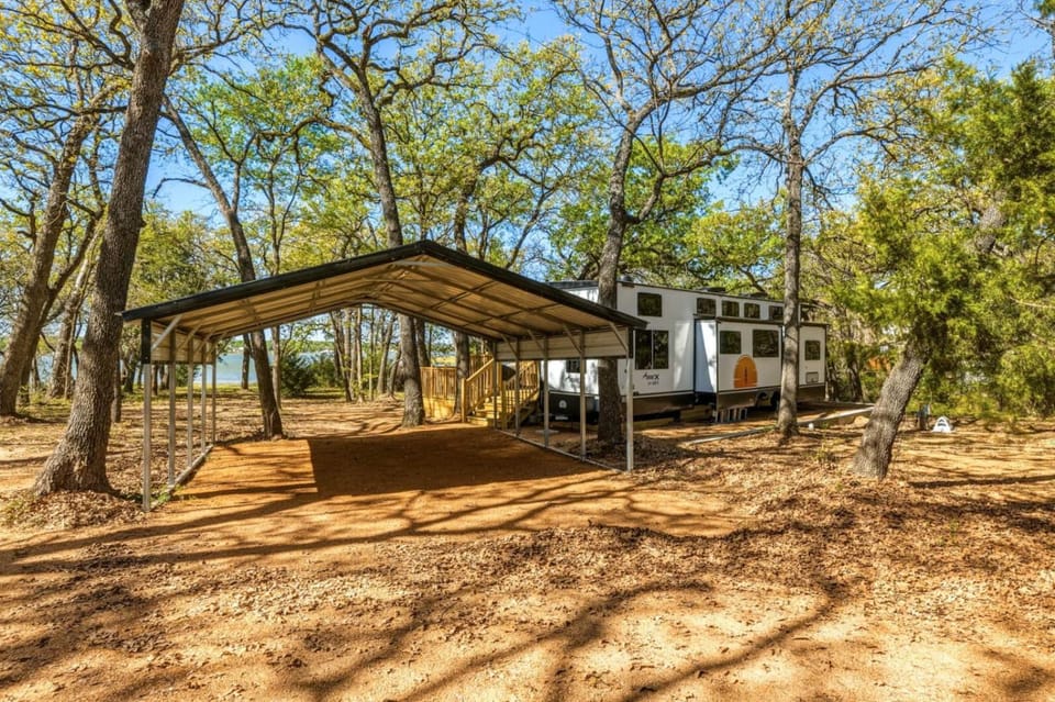 Private Lakeside RV Escape with Hot Tub House in Corsicana