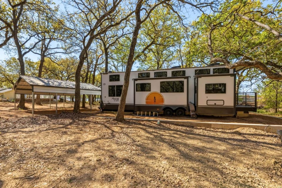 Private Lakeside RV Escape with Hot Tub House in Corsicana