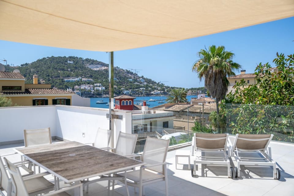 Property building, Balcony/Terrace, Living room