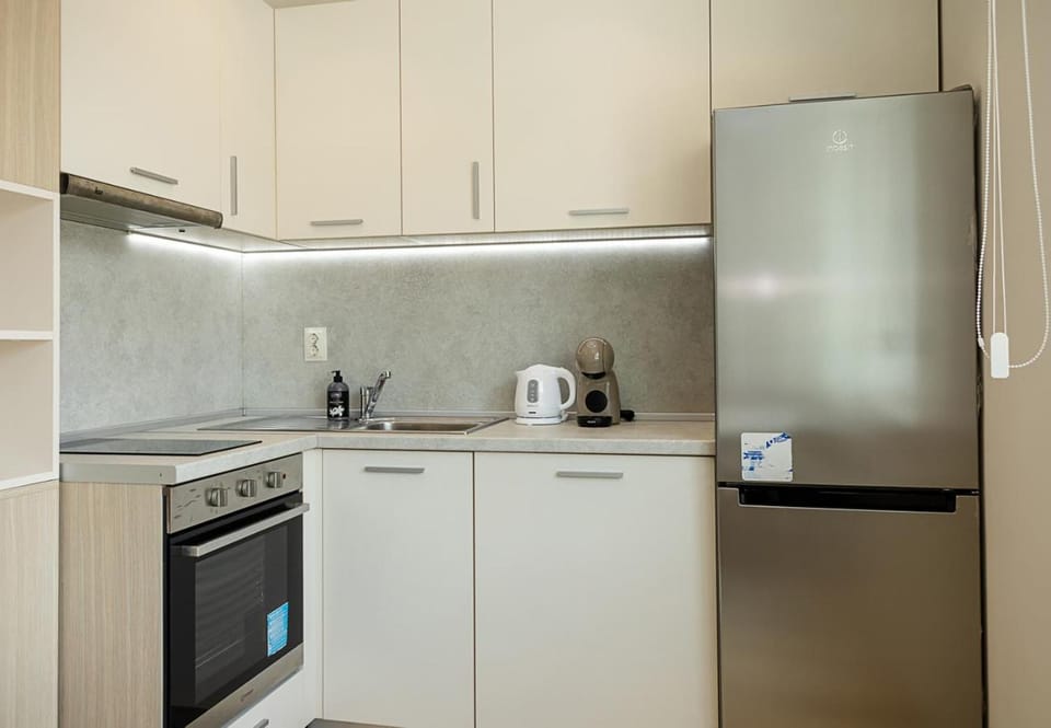 Coffee/tea facilities, Kitchen or kitchenette, oven, stove