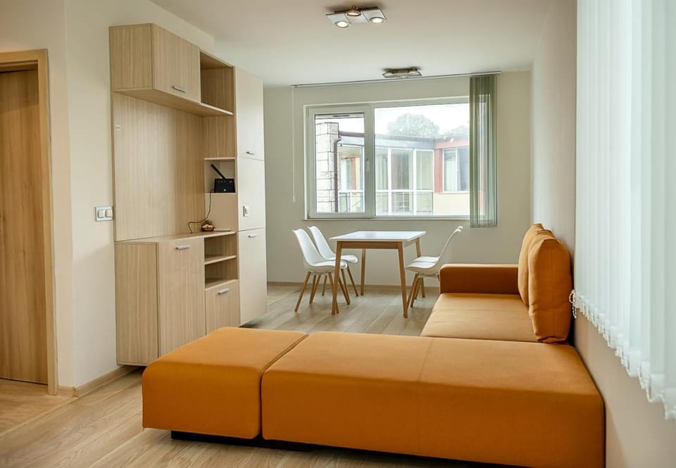 Kitchen or kitchenette, Living room, Seating area, Dining area